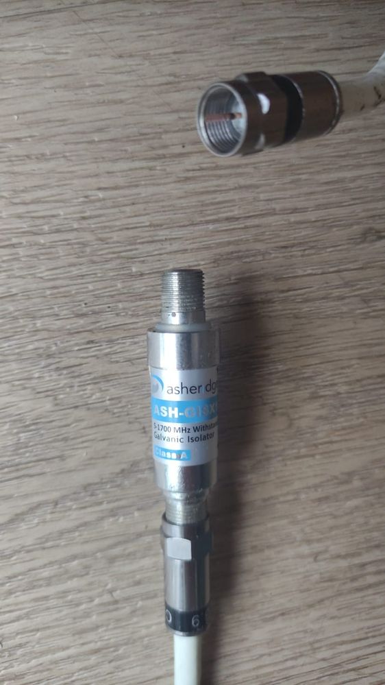 This is how the isolator bit connects to the existing cable (screw-in)