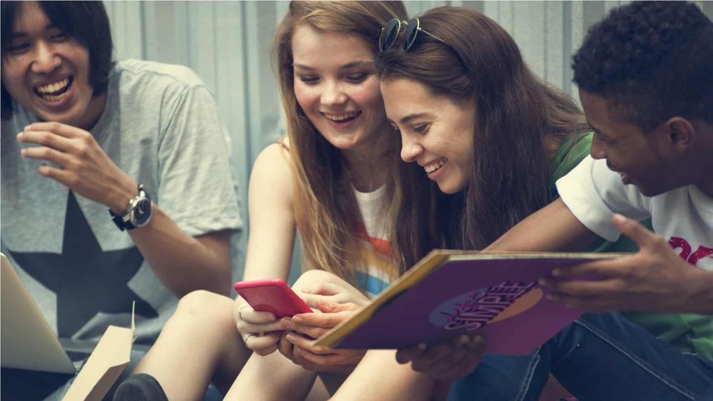 Teens-on-phones.jpg